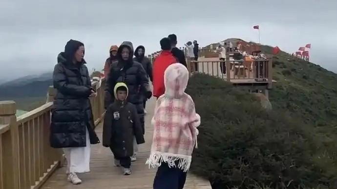 甘肃一景区太冷 有人穿长款羽绒服热搜配图