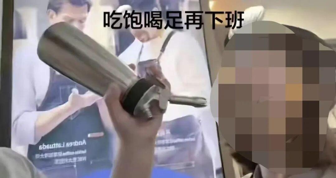 瑞幸回应“员工对嘴喷奶油”热搜配图