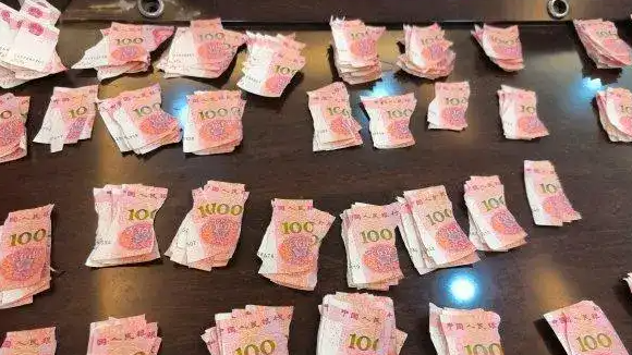 老人剪碎146张百元钞票热搜配图